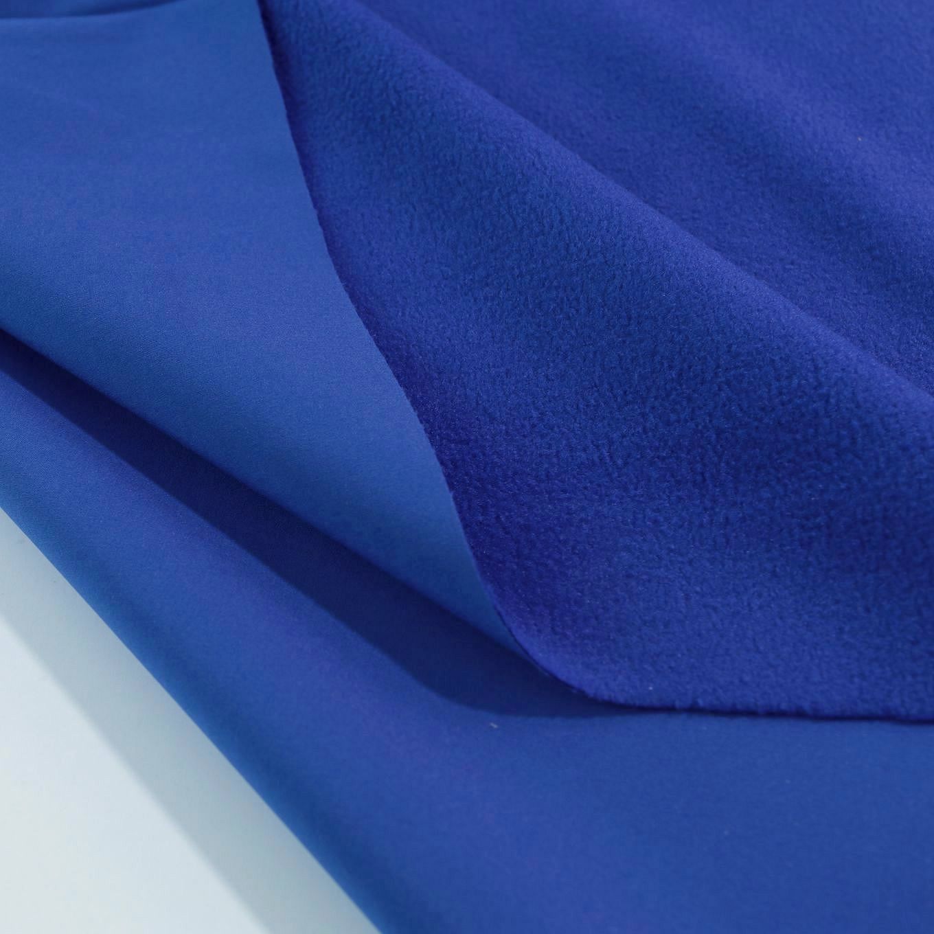 blauer Outdoor Softshell-Stoff mit Fleece Rückseite wasserdicht atmungsaktiv