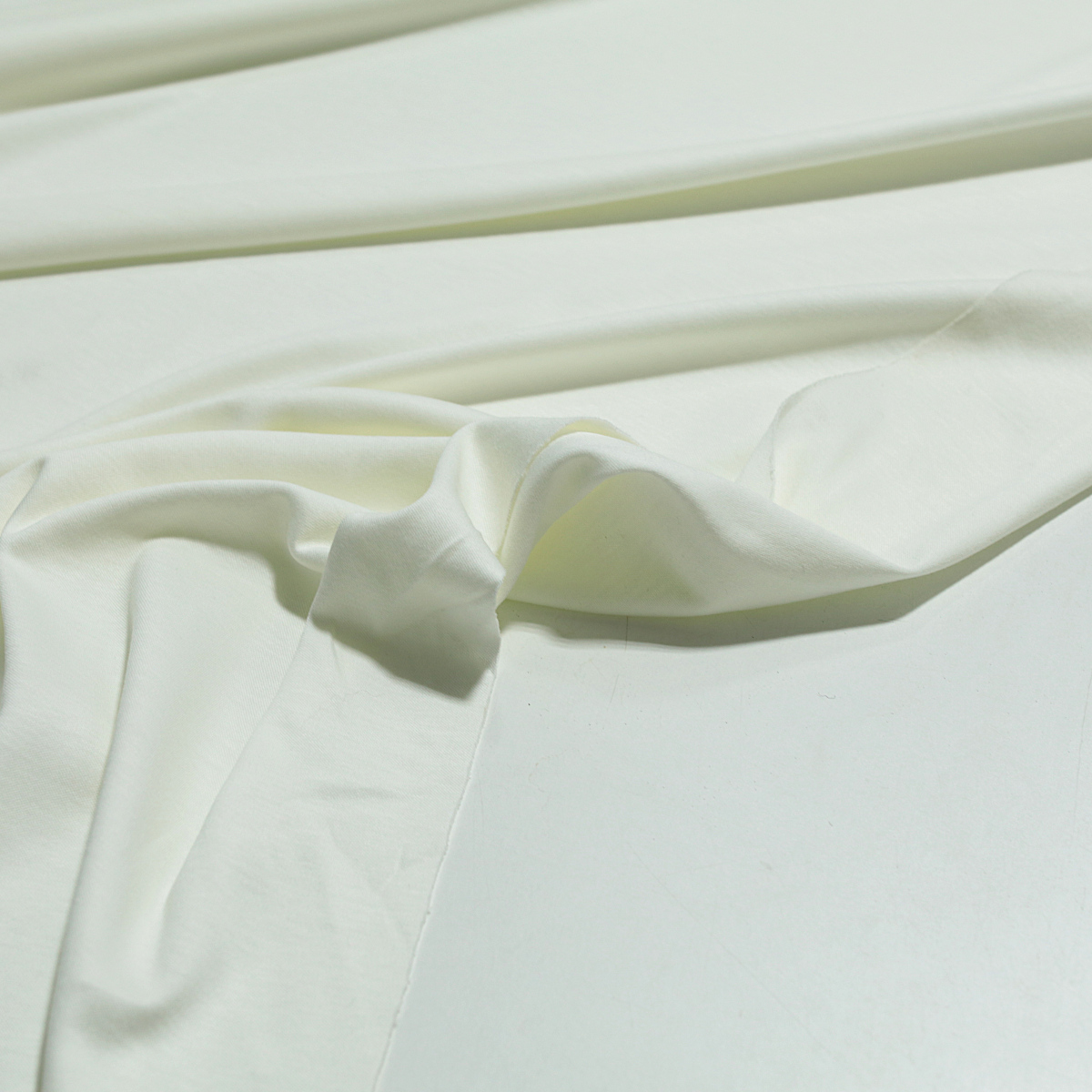 Weicher Baumwoll Jerseystoff mit Überbreite als Kleiderstoff in Creme Weiß
