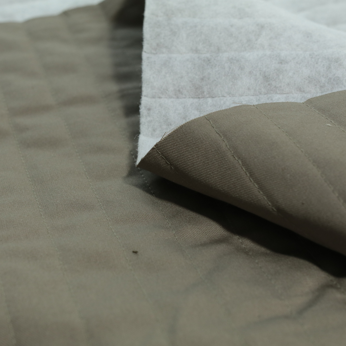 Leichtes kleine Streifen Steppfutter Khaki Deckenstoff Meterware Leichtes kleine Streifen Steppfutter Khaki Deckenstoff Meterware