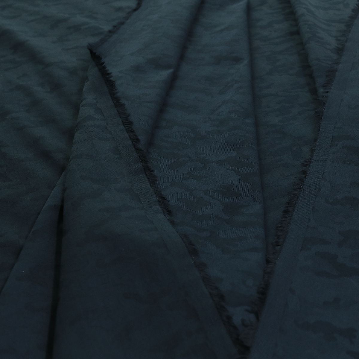 Robuster querelastischer Hosenstoff aus Baumwolle in Dunkel Blau mit Camo für lockere Sommerhosen