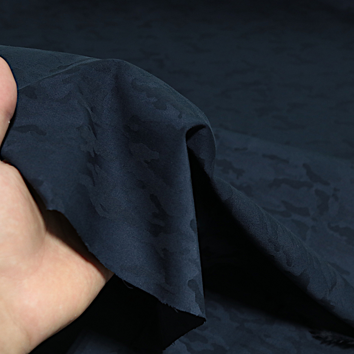 Robuster querelastischer Hosenstoff aus Baumwolle in Dunkel Blau mit Camo für lockere Sommerhosen