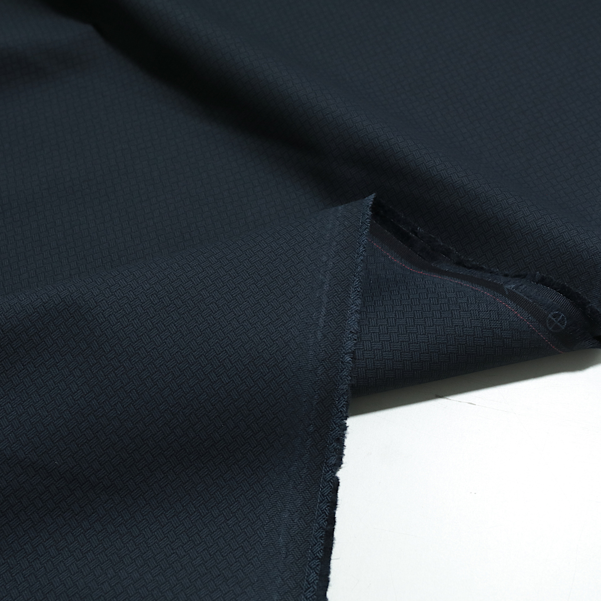 Robuster Hosenstoff aus Baumwolle in Dunkel Blau mit kleinen Rauten Bekleidungsstoff Robuster Hosenstoff aus Baumwolle in Dunkel Blau mit kleinen Rauten Bekleidungsstoff