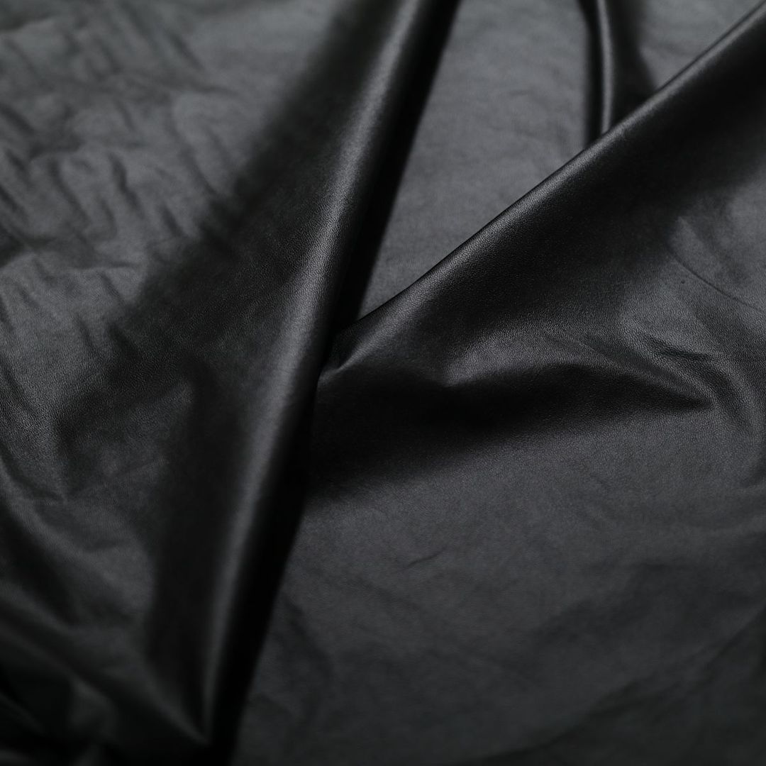 mattes Bekleidungsleder für Kleid Rock Hose leichter weicher Lederstoff - Schwarz mattes Bekleidungsleder für Kleid Rock Hose leichter weicher Lederstoff - Schwarz