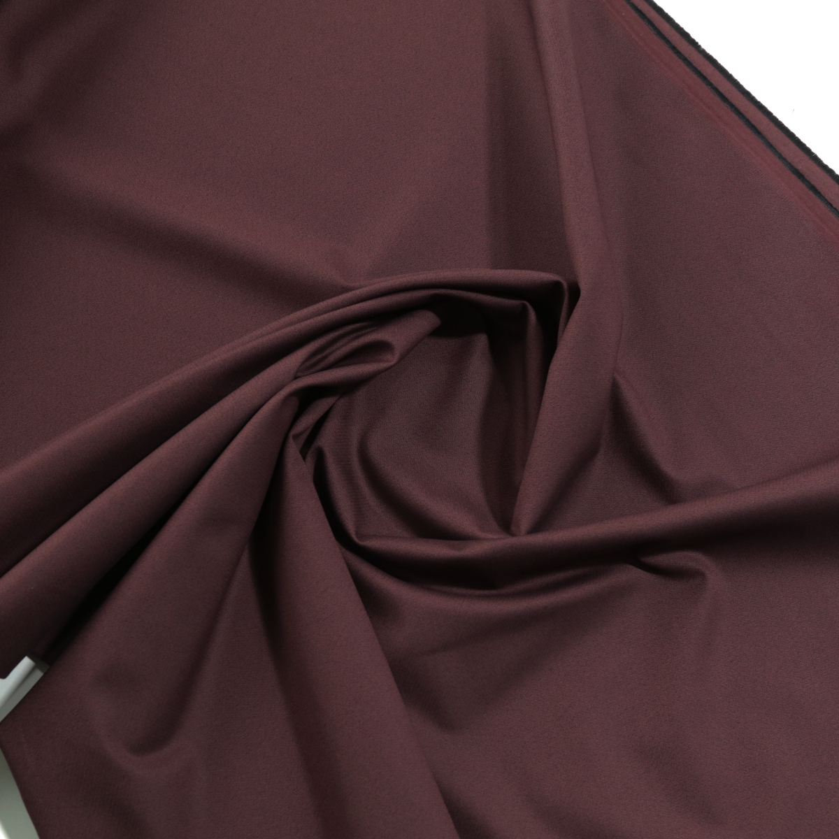 Dieser edel Hosenstoff ist ein Mittelschwerer Baumwollstoff. Ein robuster Bekleidungsstoff ideal für Hose, Rock, Bluse.