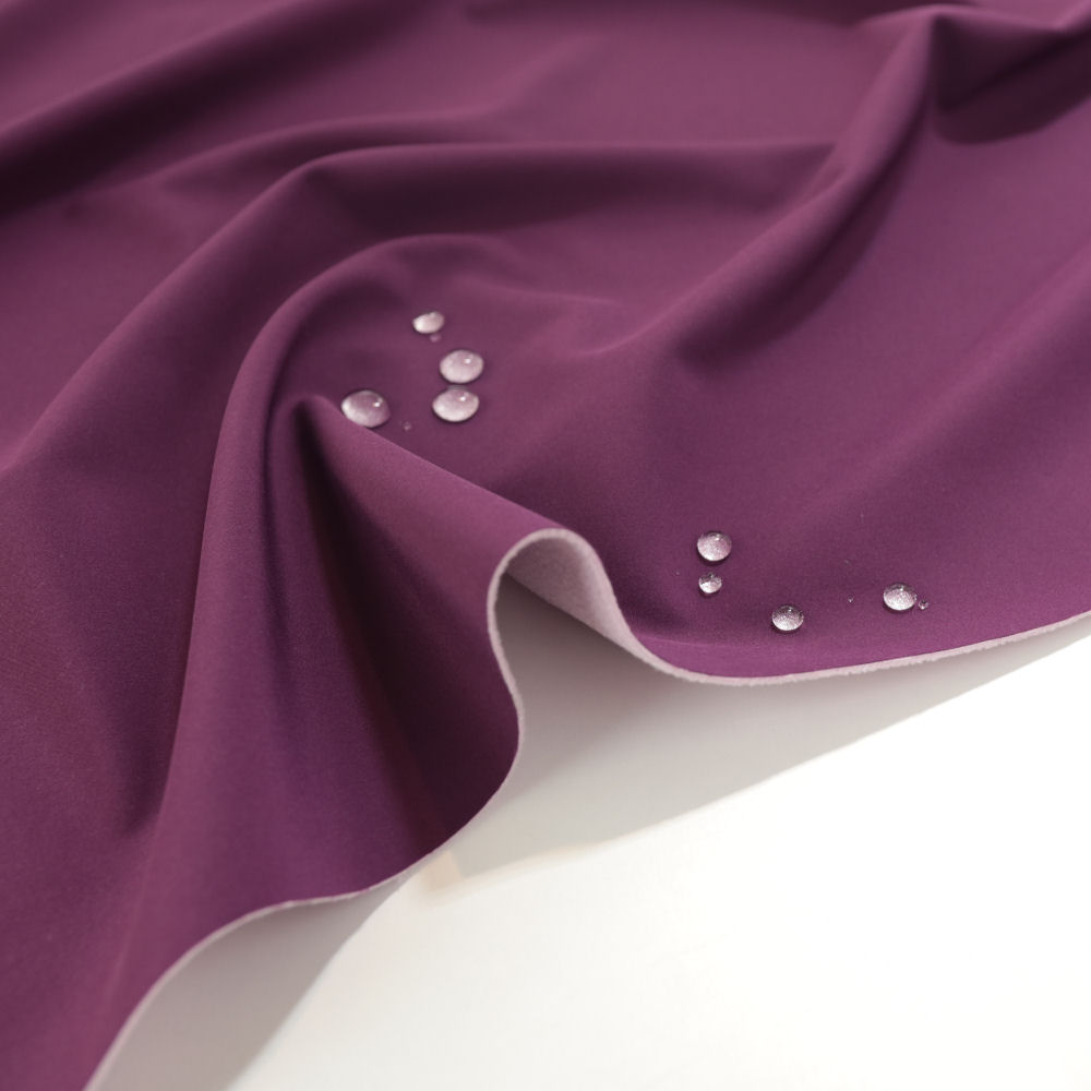 Outdoor Softshell-Stoff mit Fleece Rückseite wasserdicht atmungsaktiv in Lila Outdoor Softshell-Stoff mit Fleece Rückseite wasserdicht atmungsaktiv in Lila