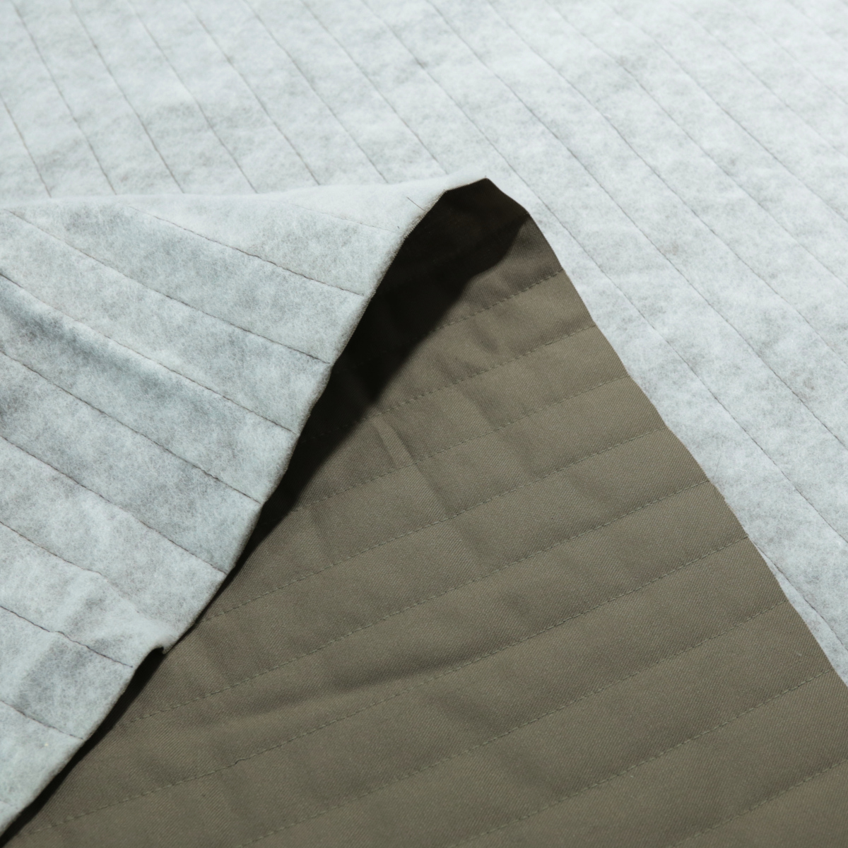 Leichtes kleine Streifen Steppfutter Khaki Deckenstoff Meterware Leichtes kleine Streifen Steppfutter Khaki Deckenstoff Meterware