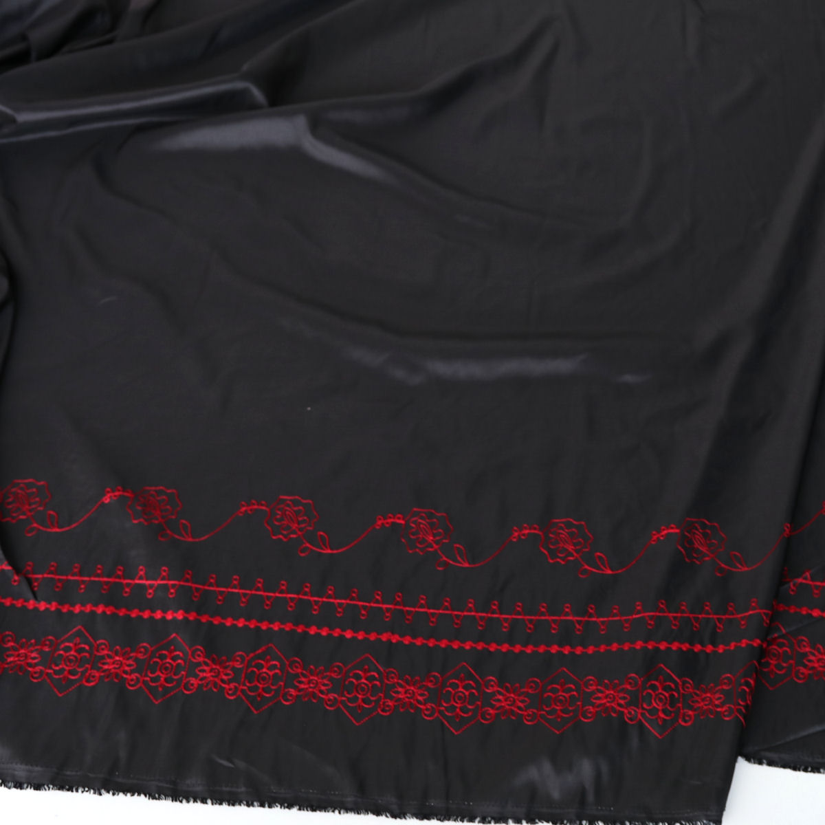 Bestickter Taft in Schwarz Rot Meterware Kleiderstoff für Mittelalter Bestickter Taft in Schwarz Rot Meterware Kleiderstoff für Mittelalter