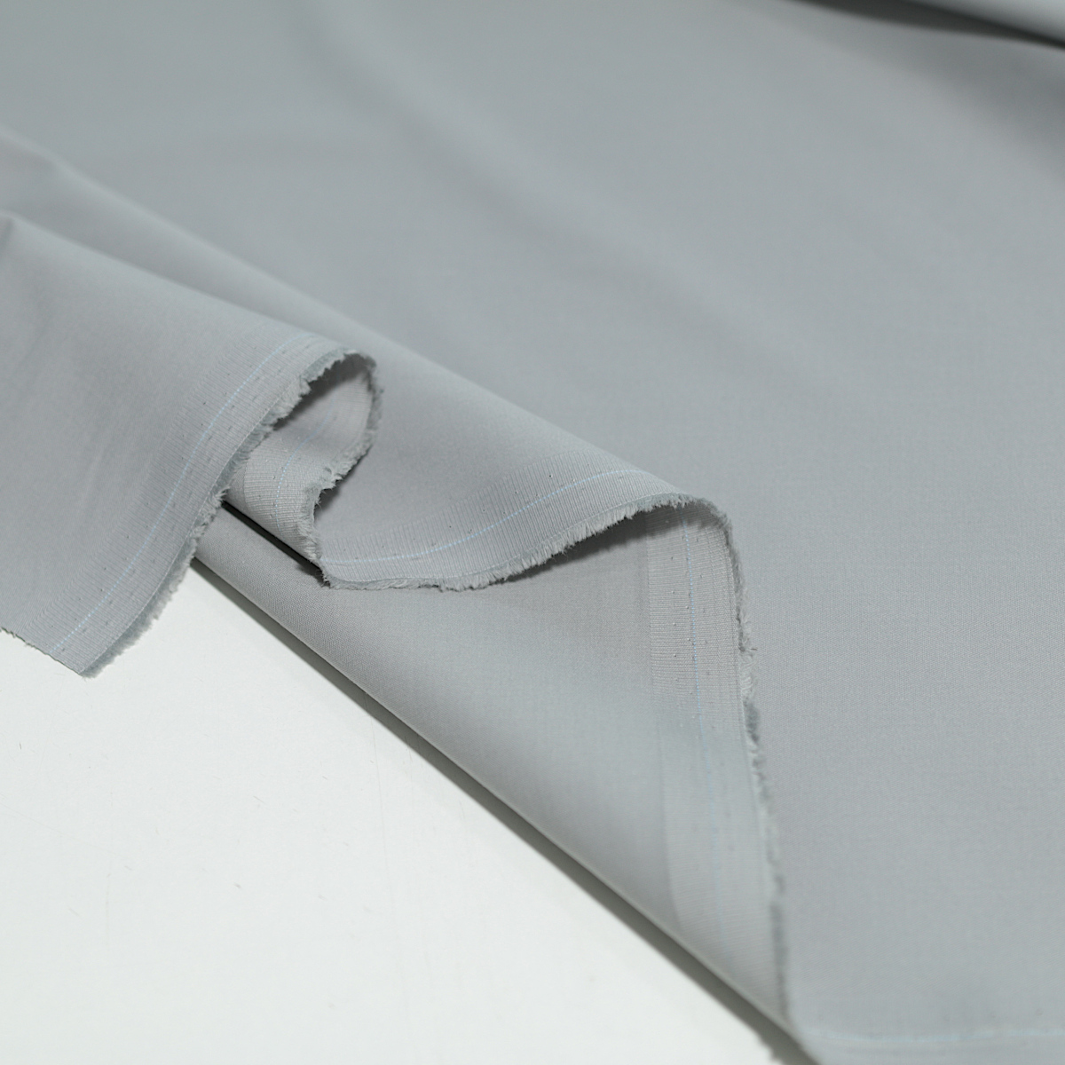 Schöner Bekleidungsstoff ideal für Hosen  Röcke Anzüge und Hemden Meterware