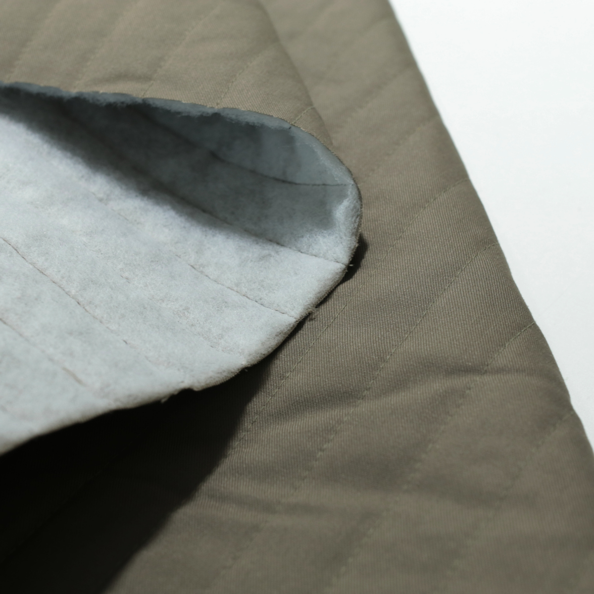 Leichtes kleine Streifen Steppfutter Khaki Deckenstoff Meterware Leichtes kleine Streifen Steppfutter Khaki Deckenstoff Meterware