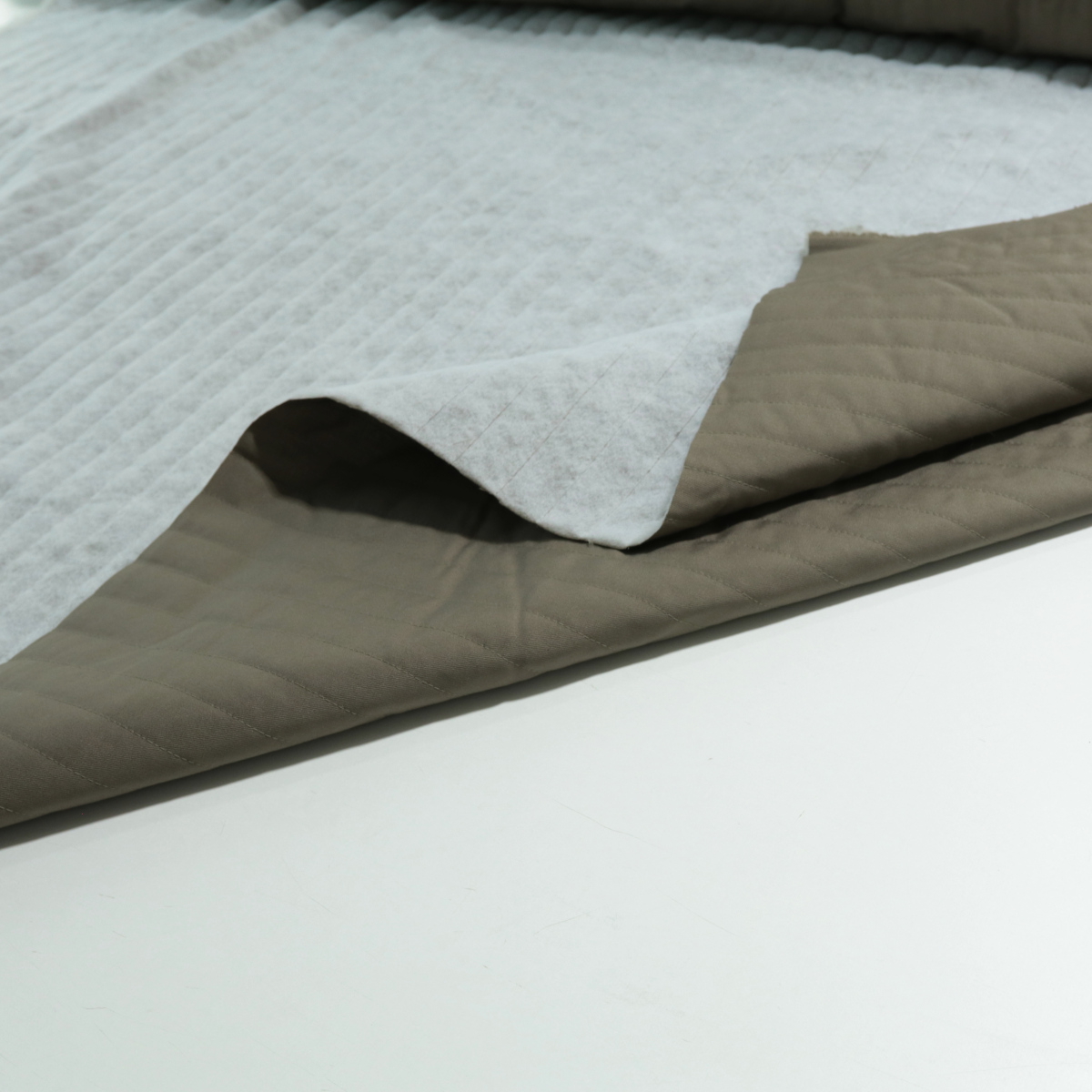 Leichtes kleine Streifen Steppfutter Khaki Deckenstoff Meterware Leichtes kleine Streifen Steppfutter Khaki Deckenstoff Meterware