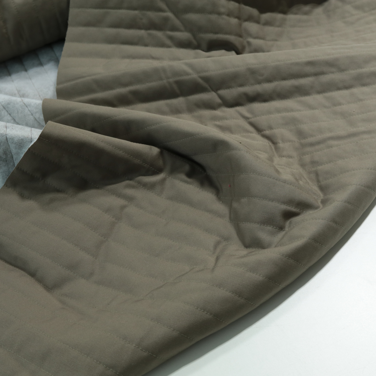 Leichtes kleine Streifen Steppfutter Khaki Deckenstoff Meterware Leichtes kleine Streifen Steppfutter Khaki Deckenstoff Meterware