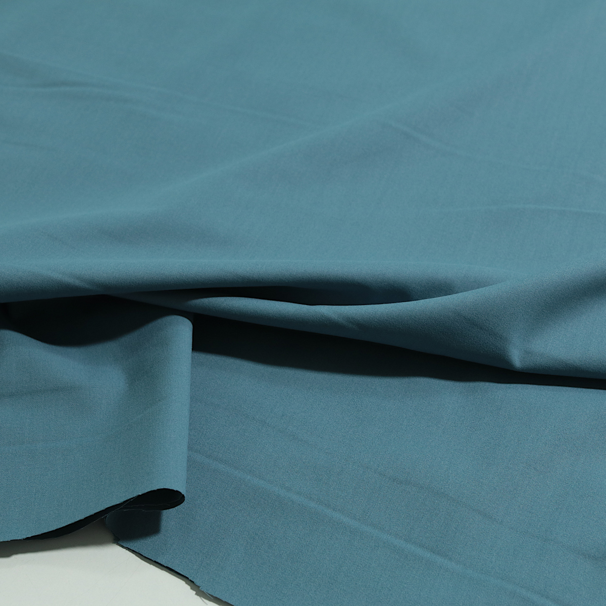 Luftiger weicher Baumwoll Hosenstoff in Babyblau mit weicher Oberseite und Stretch
