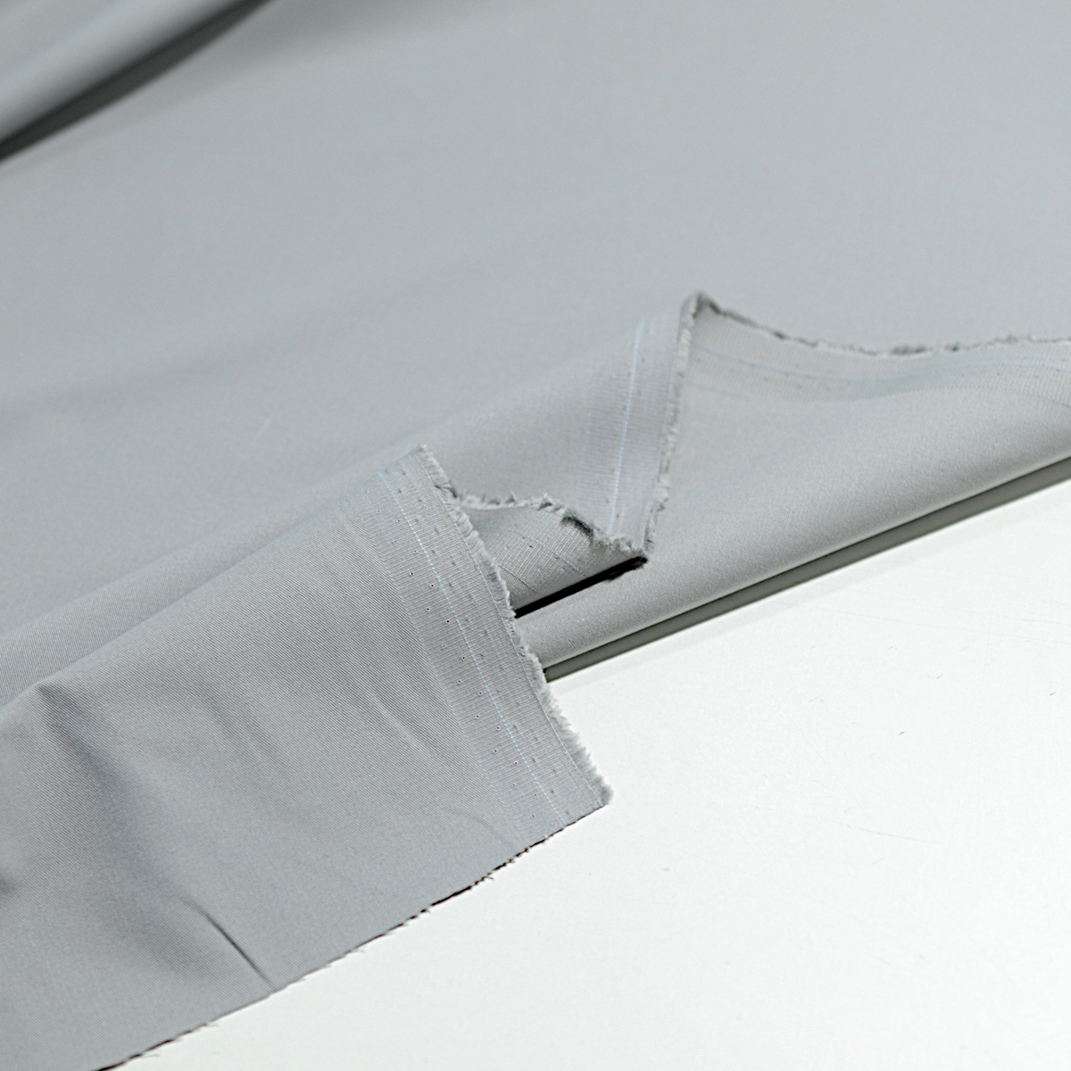 Schöner Bekleidungsstoff ideal für Hosen  Röcke Anzüge und Hemden Meterware