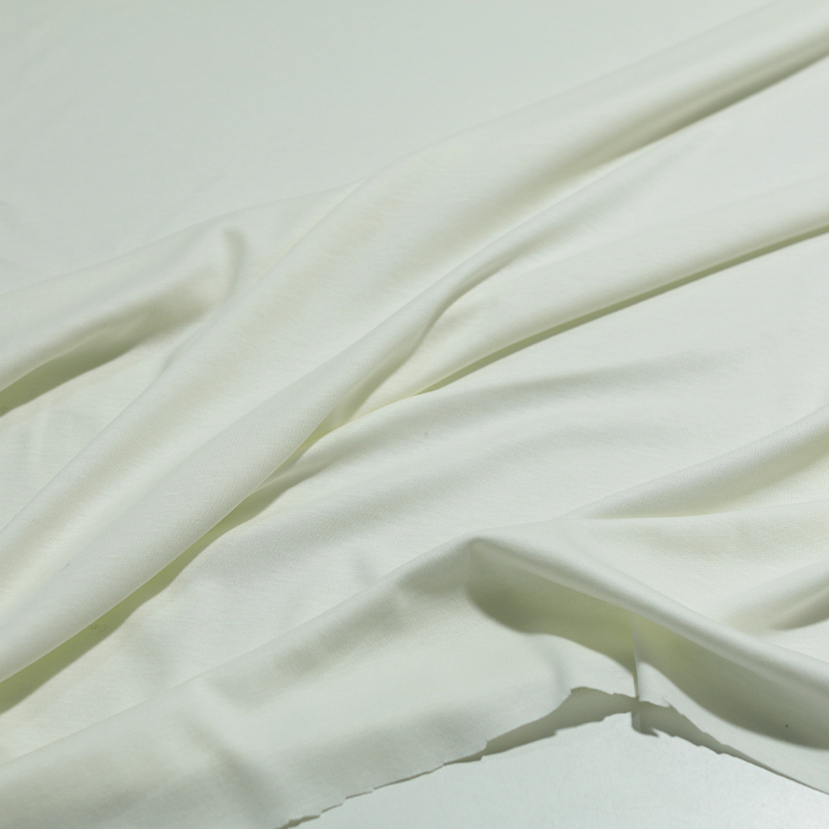 Weicher Baumwoll Jerseystoff mit Überbreite als Kleiderstoff in Creme Weiß