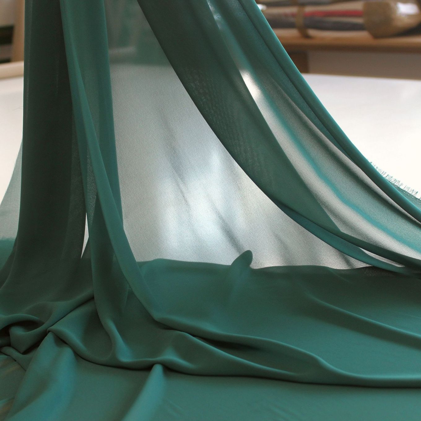 popup_images/Chiffon_grn_dkl-146869.jpg Chiffon Stoff als Modestoff Dekostoff zum Nähen Dekorieren Grün